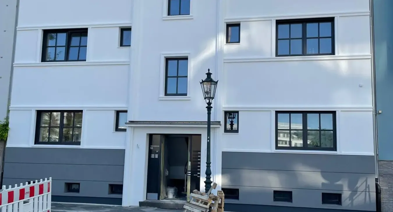 Außenputz mit Stuckleisten