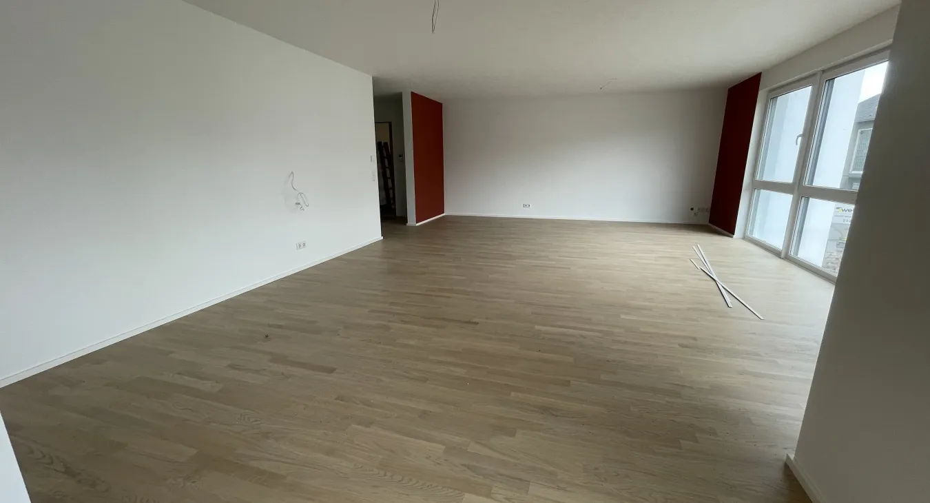 Wände + Decke Tapeziert und gestrichen. 